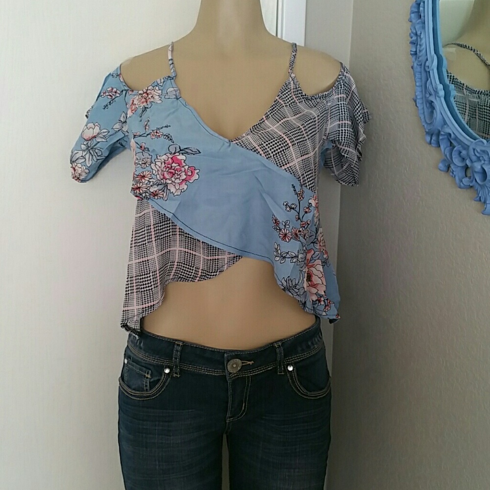 Polly & Esther cold shoulder crop top